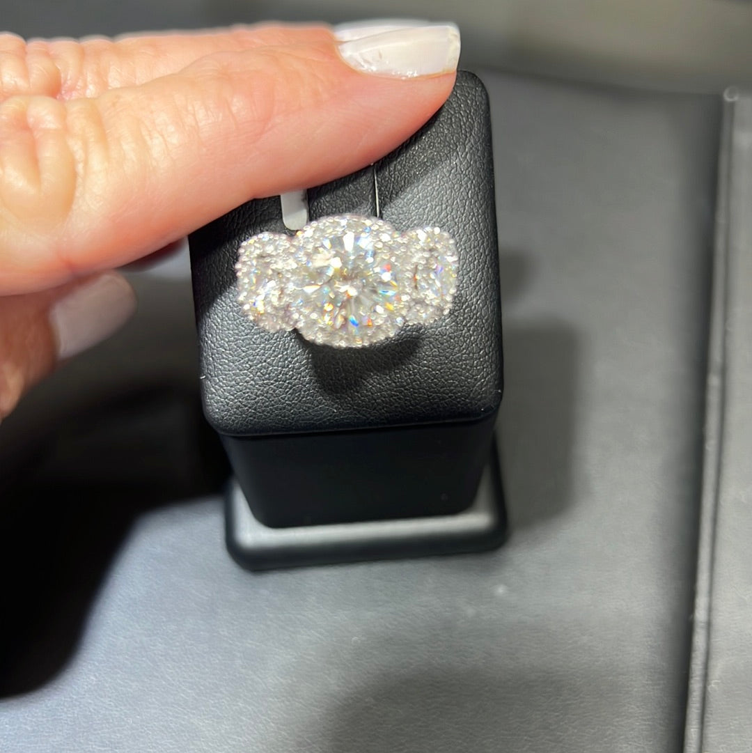 a bad  close up of the 3.04 ct Diamond Engagement Ring in 18k white Gold