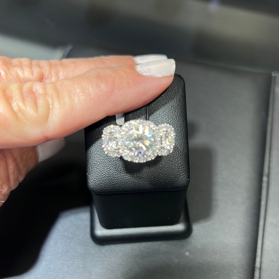 a bad  close up of the 3.04 ct Diamond Engagement Ring in 18k white Gold